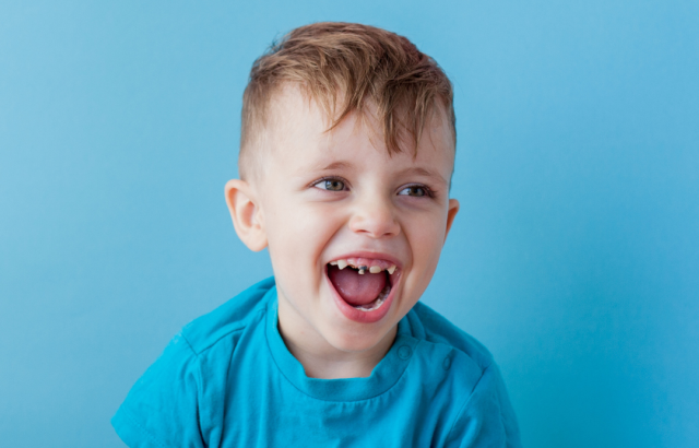 Tanderosie bij kind doorzichtige tanden