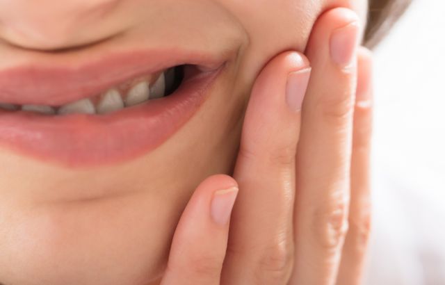 Vrouw heeft last van tand of kiespijn