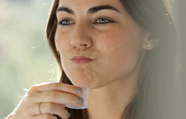 vrouw gebruikt mondspoeling