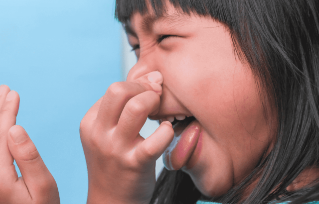 Kind stinkt uit mond en heeft een slechte adem