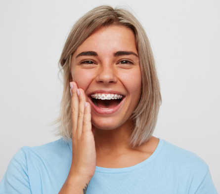 Lachende vrouw met beugel