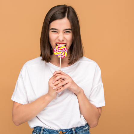 vrouw krijgt tandplak door eten van lolly