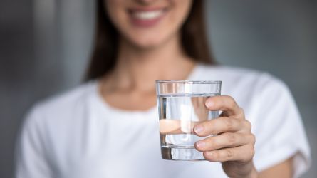 glas water tegen een droge mond